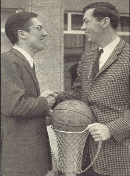 Pieri e Bradley con la Coppa dei Campioni conquistata e il pallone della vittoria con tutti gli autografi della squadra